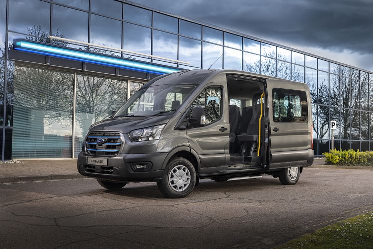 2024Ford_E-Transit-Minibus_2.jpg