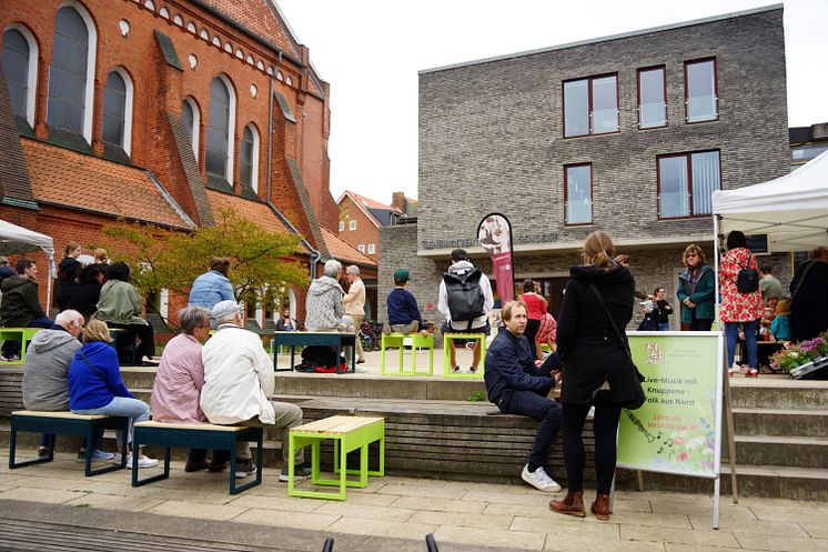 Menschen vor der Ansgarkirche.jpg