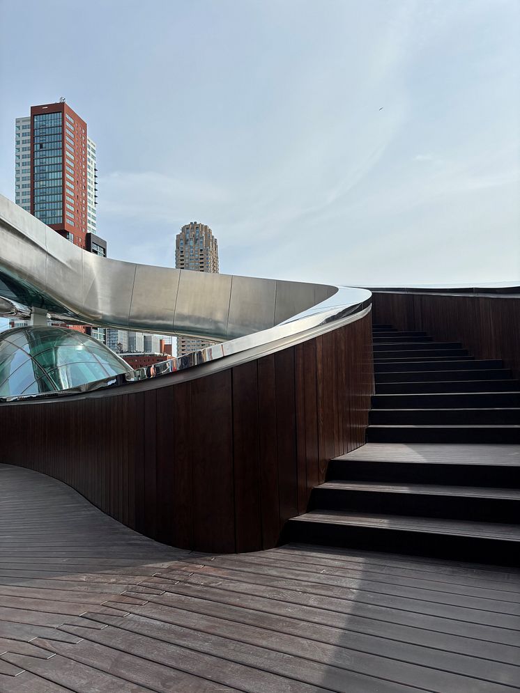 Kebony-Holztreppe im FENIX Museum: Nachhaltige Architektur, doppelte Helix, Design von MAD Architects in Rotterdam.