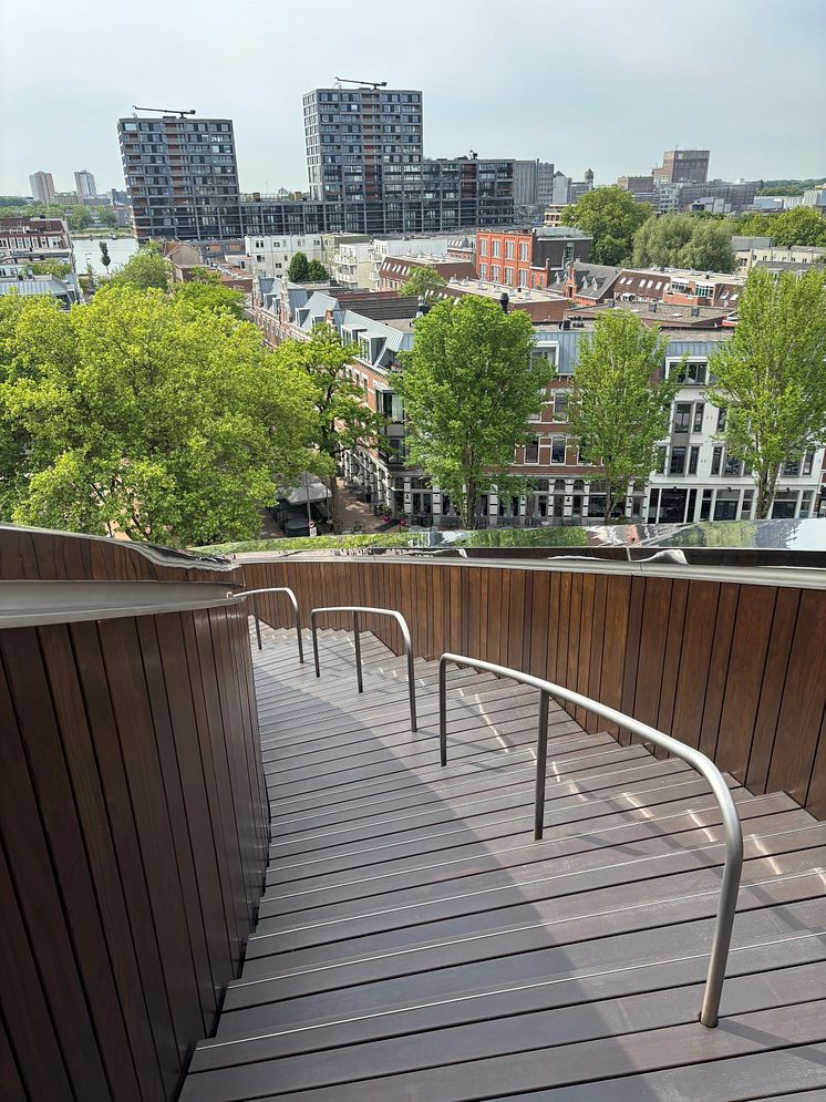 Kebony-Holztreppe im FENIX Museum: Nachhaltige Architektur, doppelte Helix, Design von MAD Architects in Rotterdam