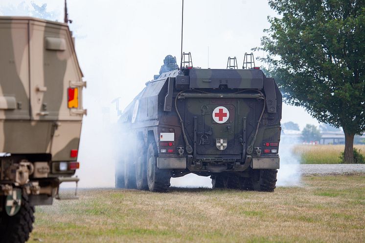 IMG1428_01_DE_German-armoured-medical-carrier-on-dusty-road.jpg