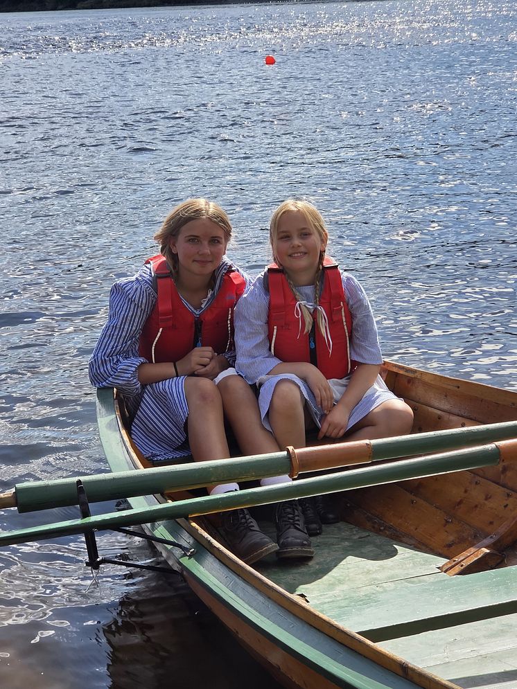 To jenter i en båt