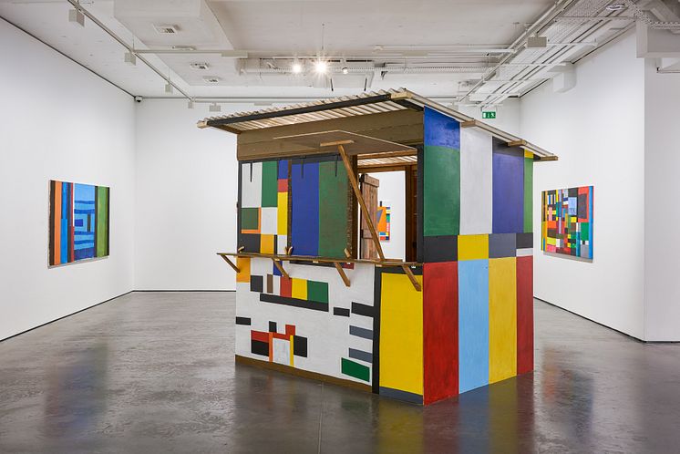 Atta Kwami, Money Can’t Buy It, 2019. Found wood, corrugated plastic, and acrylic paint. 250 x 246 x 183 cm. Private Collection. Courtesy Atta Kwami Estate and Goodman Gallery. Photo: Alexander Edwards