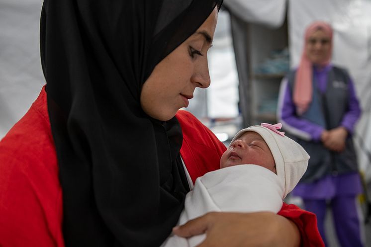 Tima holds Lana at Save the Children's maternity unit in Gaza.jpg