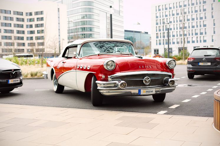 Classic Car vor dem b'mine Frankfurt Airport