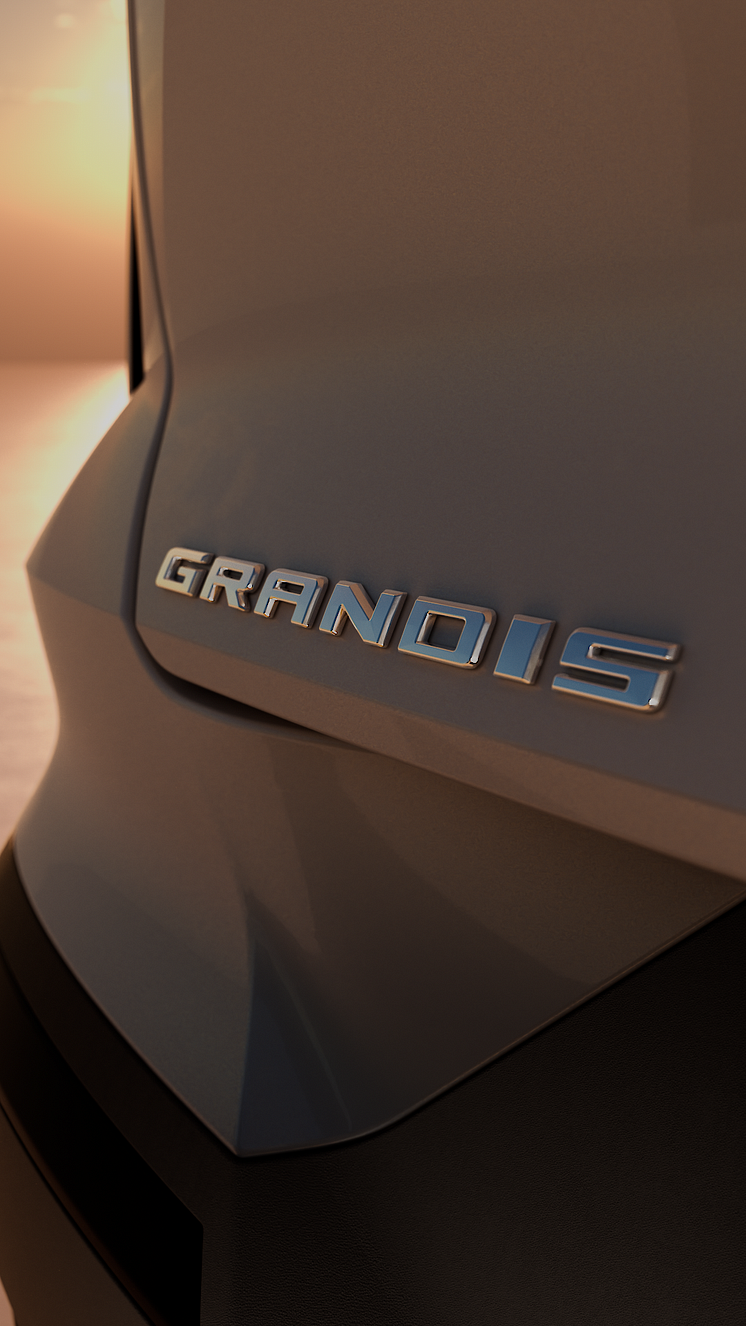 New_Mitsubishi_Grandis_Teaser_004.png