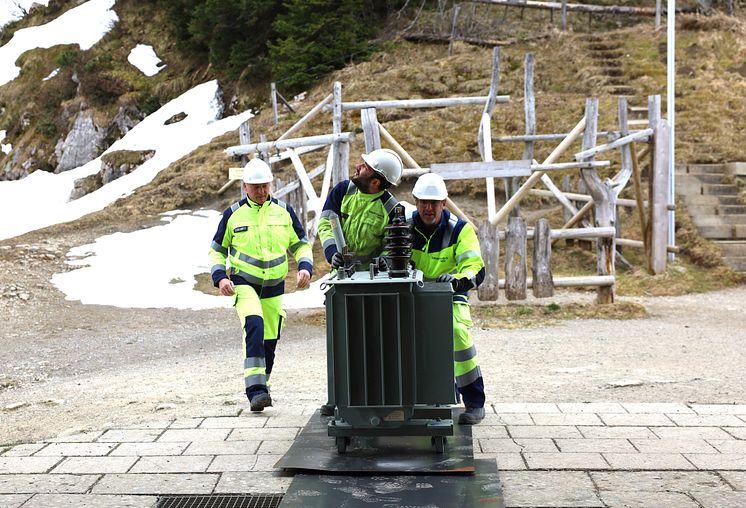 Drei neue Transformatoren für die Taubenstein Bergbahn oberhalb des Spitzingsees.
