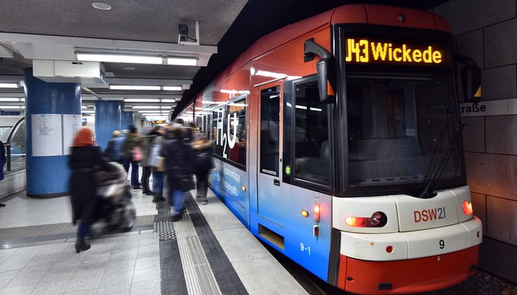 10_Fahrgäste in Stadtbahnhaltestelle_b.jpg