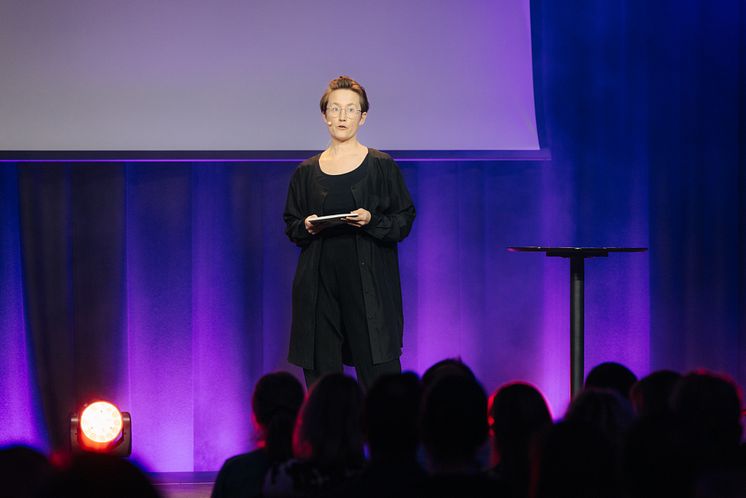 Prisutdeler Idun Bjerkvik Leinaas på scenen