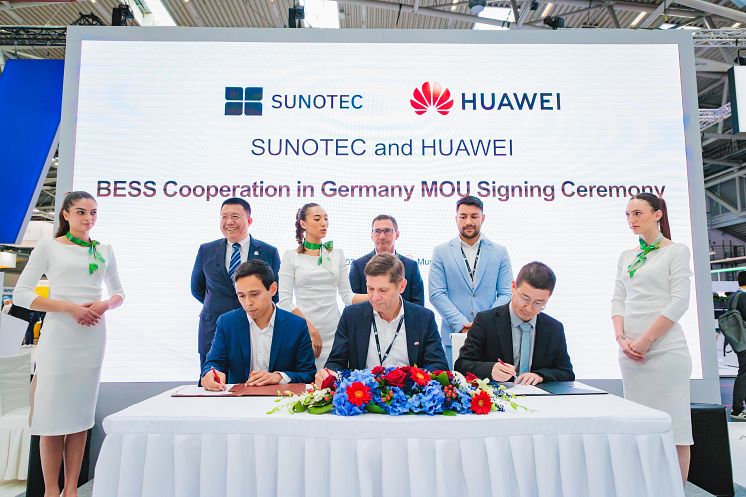 SUNOTEC and Huawei MoU at Intersolar 2024
