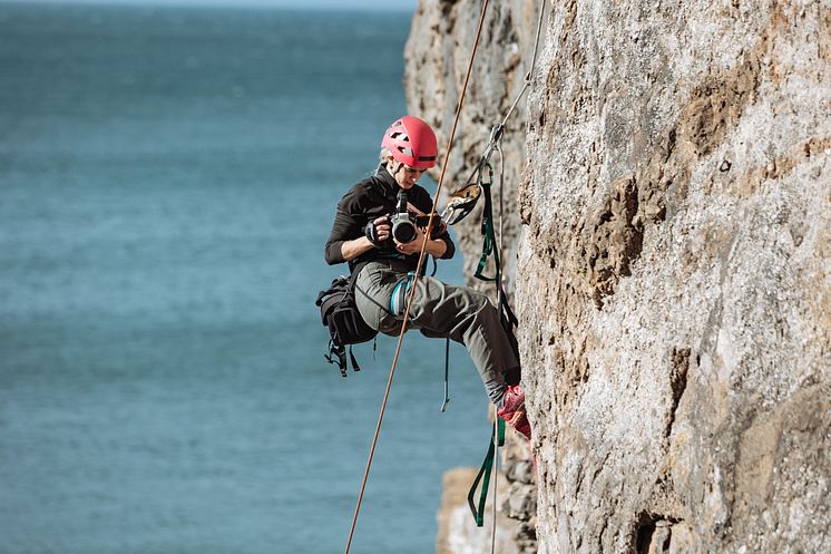 EOS C80_Lifestyle_Shooting_while_climbing_64616.jpg