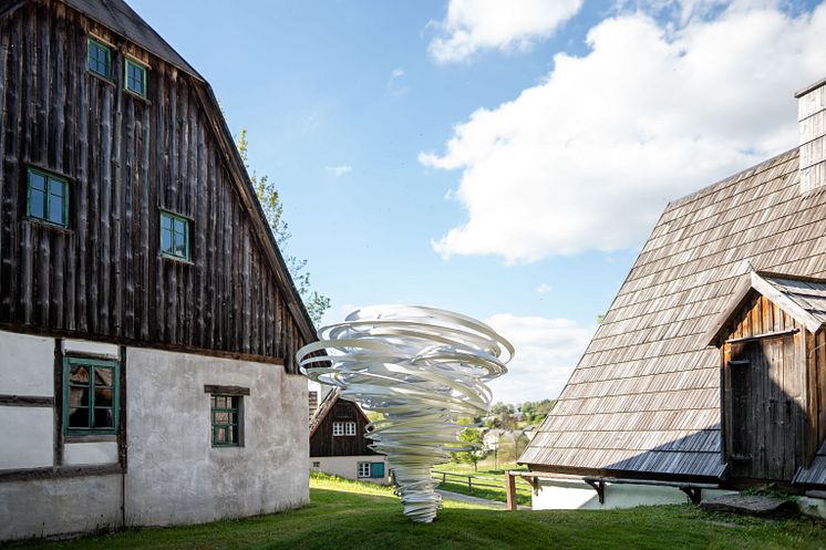 PurplePath_ TwisterAgain_Skulptur im Erzgebirgischen Freilichtmuseum_FotoErnestoUhlmann.jpg