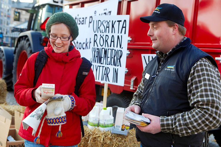 Niklas Jonasson delar ut mjölk