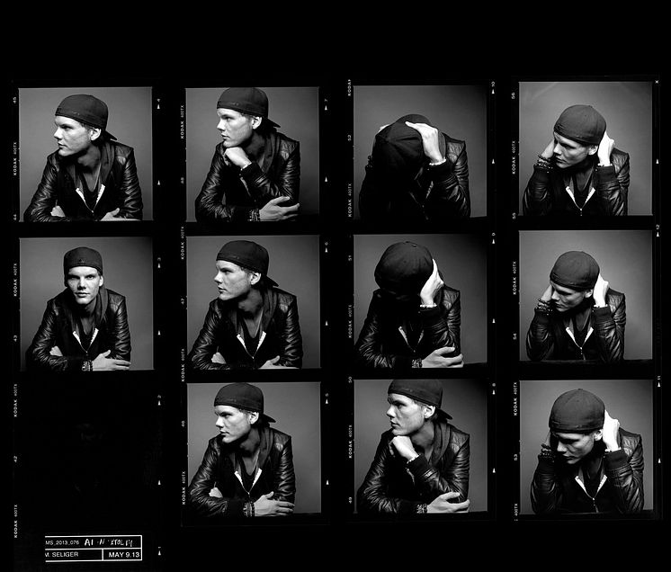 Original contact sheet by Mark Seliger