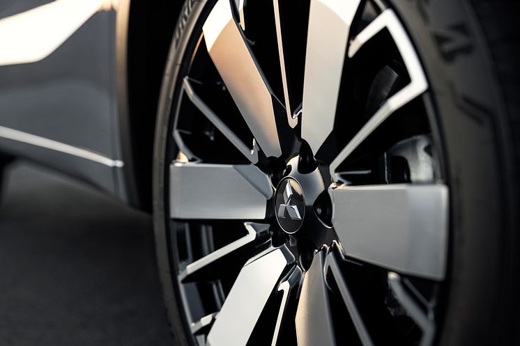 New Outlander PHEV_032L.jpg