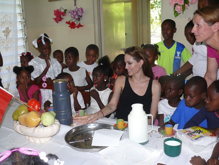 Angelina Jolie besöker barnby i Haiti