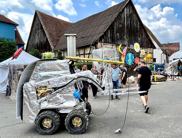 Dorfheldentour 2024_Lonnerstadt_Mondfahrzeug.jpg