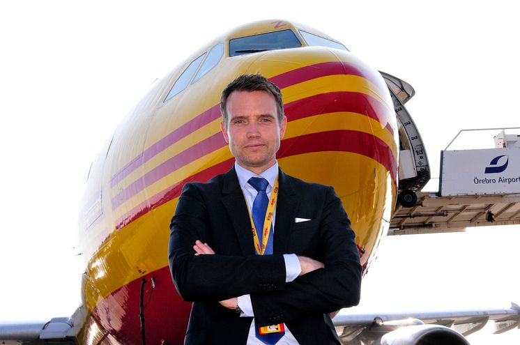 Ted Söderholm, vd DHL Express, framför Airbus 300