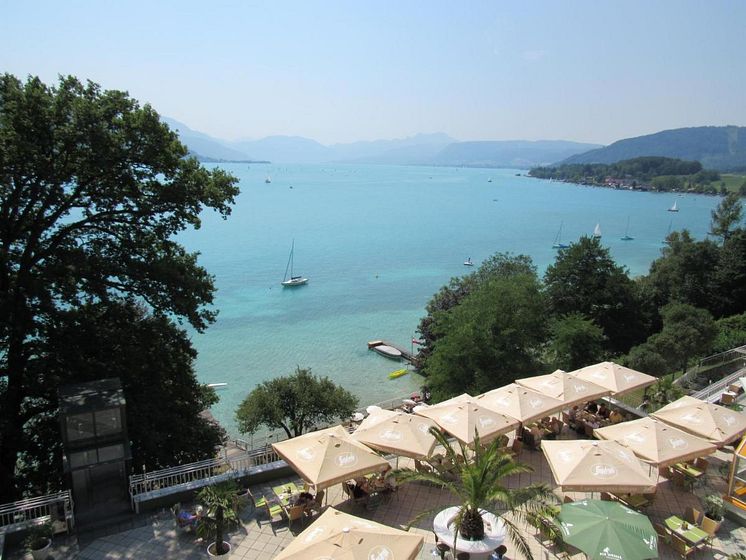 Terrasse und Blick auf den See - Attersee Hotelbetrieb GmbH.jpg
