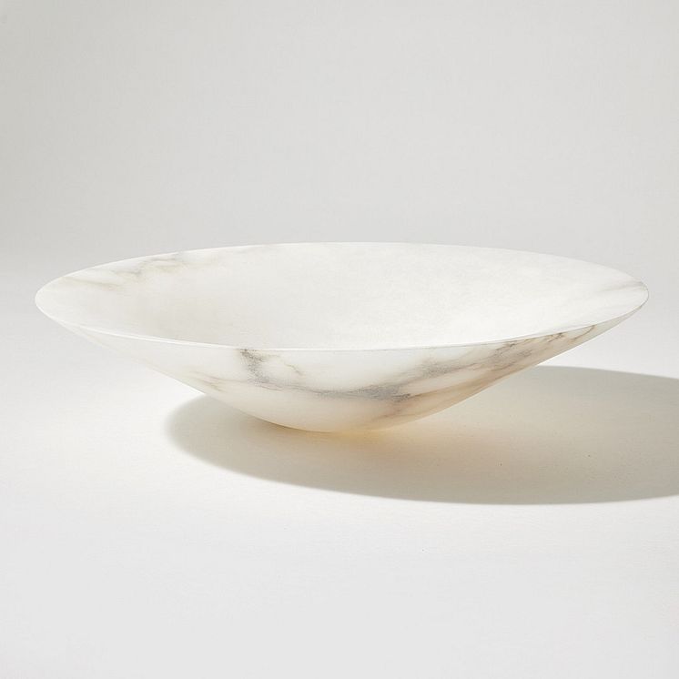 Form i alabaster av Eva Lange
