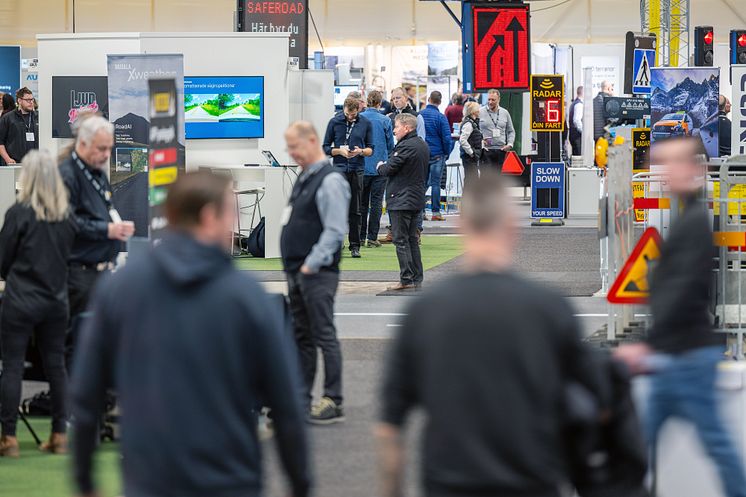 På Väg 2025 - besökare i mässhallen.jpg