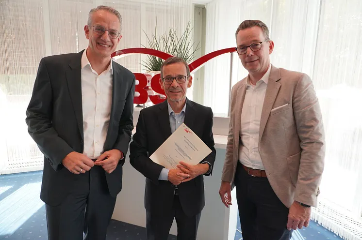 Kooperation verlängert (v.r.): Frank Demmer (Vorsitzender des Vorstandes der LBS NordWest), Ingo Rätzke (Abteilungsdirektor LBS Sourcing- und Forderungs-Management der LBS Hessen-Thüringen) und Jörg Koschate (Mitglied des Vorstandes der LBS NordWest)
