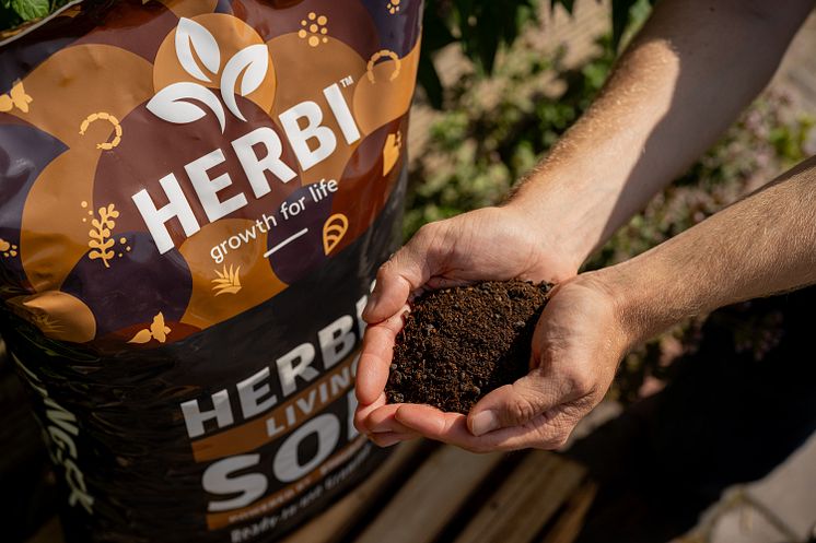 Floragard_Herbi Living Soil_Ambiete.jpg