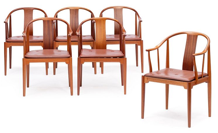 Hans J. Wegner- "Kinastolen". Sæt på seks armstole af mahogni. Sædehynde betrukket med brunt farvet skind. (6) – stor.jpeg