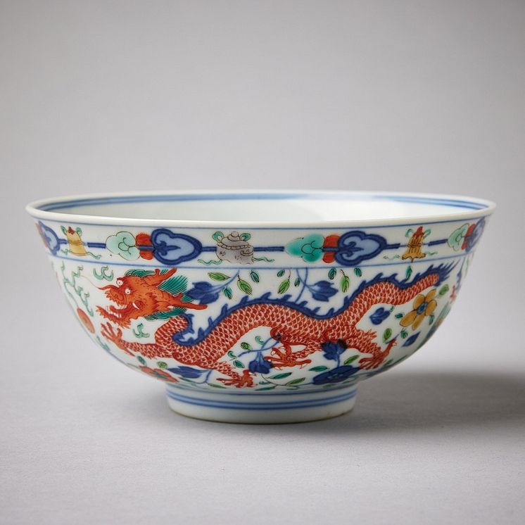 A Wucai "Dragon and Phoenix" bowl