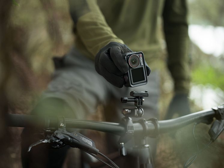 Osmo Action 5 Pro_Mountain Cycling_Quick-Release forInstant Vertical Shooting.jpg