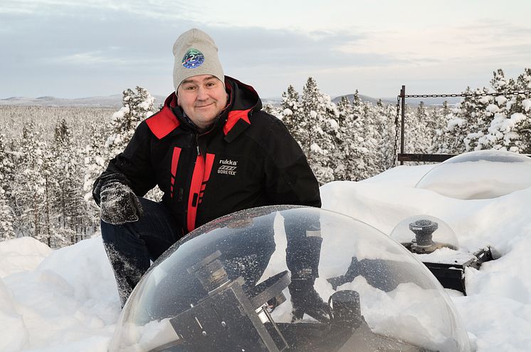 Pressbild_Urban Brändström på taket vid IRF i Kiruna_Foto_IRF.jpg
