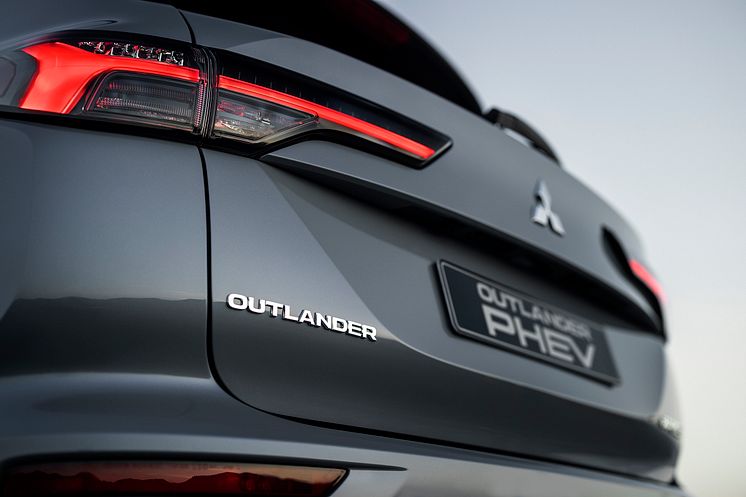 New Outlander PHEV_031L.jpg