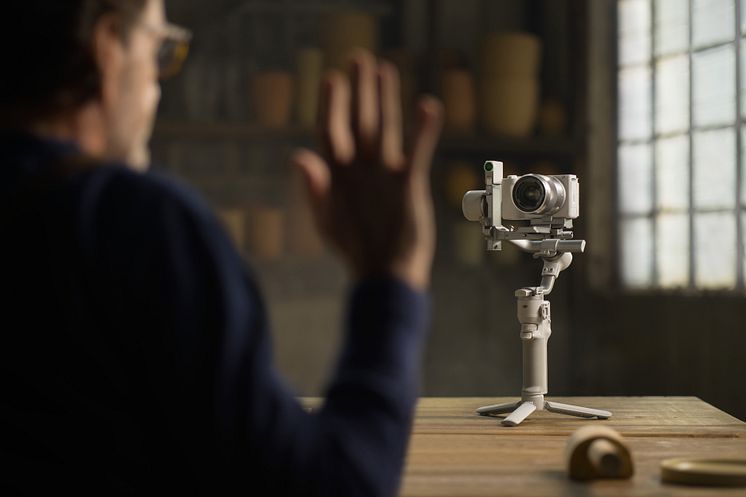 RS 4 Mini + AI300 - Gesture Trigger (frontward).jpg