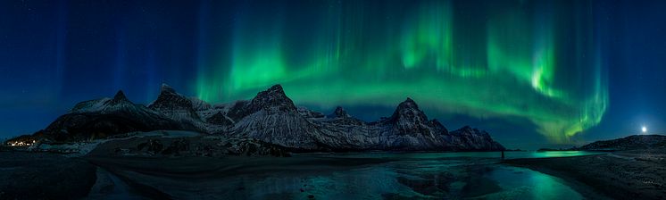 Panorama Nordlys Brennviksanden påske 2013 (hevet bilde).jpg