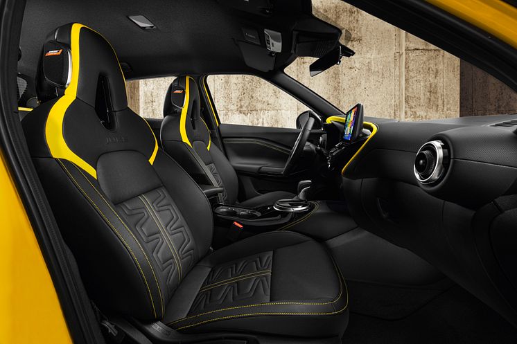 JUKE MC 2024 - Interior _ seats_cockpit_yellow.jpg