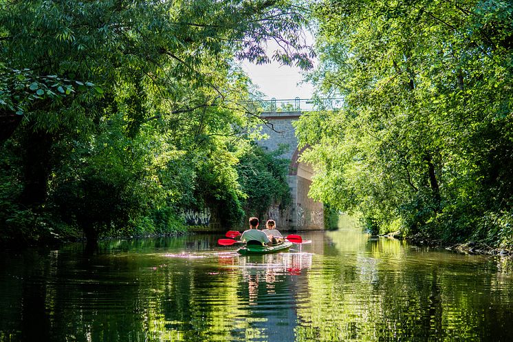 Leipzig_Kajak_fahren_im_Karl-Heine-Kanal_mit_Blick_auf_Brücke.jpg