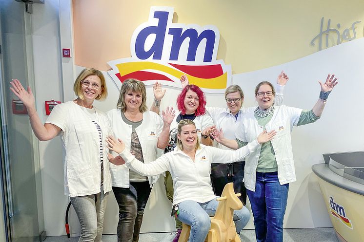 Pressebild_Wiedereröffnung_Erding_dm-Team_PI.jpg