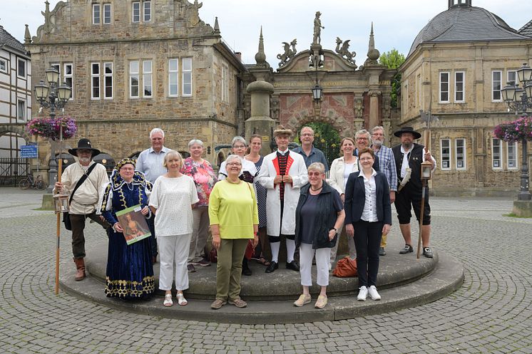 Gästeführer vor dem Schlosstor in Bückeburg.JPG