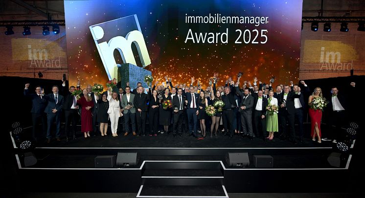 Das traditionelle Bühnenfoto der Preisträger des immobilienmanager-Awards 2025