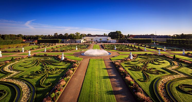 Hannover_Schloss_Herrenhausen_mit_Herrenhäuser_Gärten,_Großer_Garten_mit_Springbrunnen.jpg