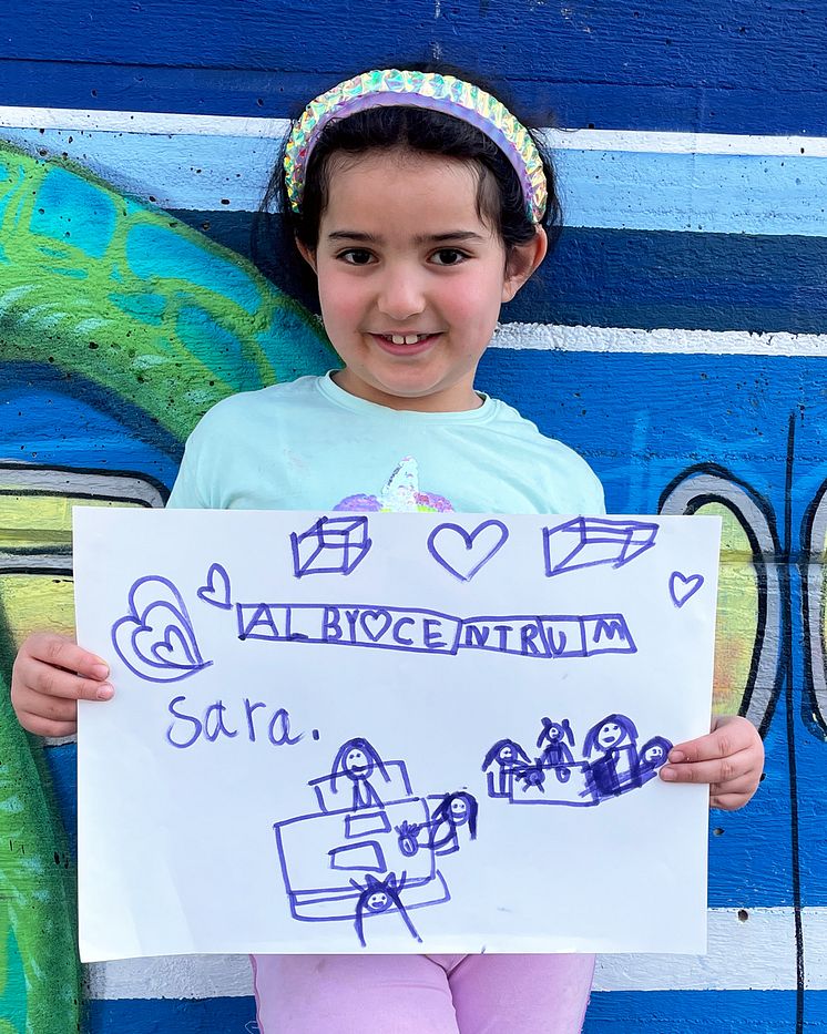 Sara 6 år - vinnare i Botkyrkabyggens teckningstävling 2024 - stående.jpg
