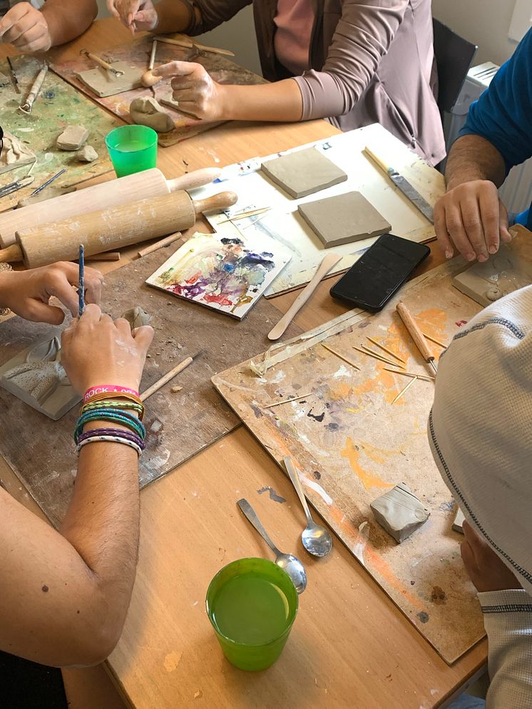 Ungdomar skapar i keramik inför Game Day i Kungsbacka Live