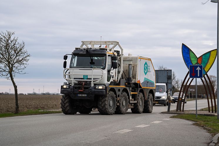 Foto: Danmarks hidtil største 3D-seismiske på land er veloverstået. Vibrationslastbiler som denne kortlagde et område på cirka 220 km2 på Sydlolland i løbet af februar måned. 