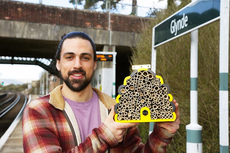 3 Sid Sharpe from the Bee Friendly Trust installs Homes for Nature for Southern Rail at Glynde station.jpg