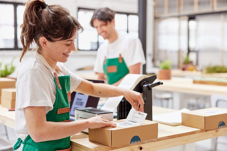 dhl-group-partners-with-shopify-02.jpg