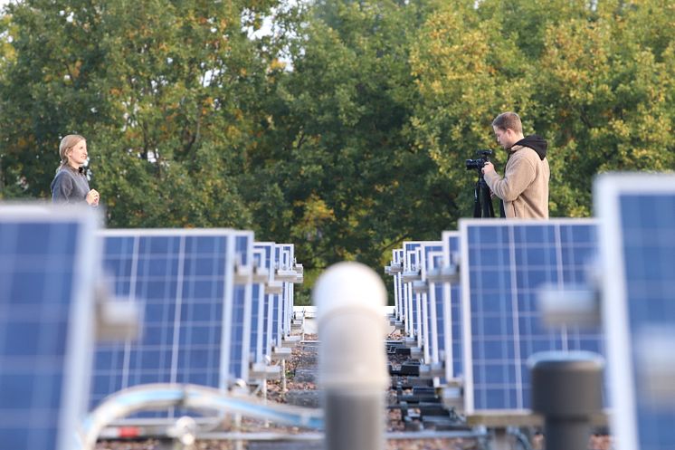 Transformations-Forscherin Prof.in Dr.in Paula Bögel vor Photovoltaikanlage