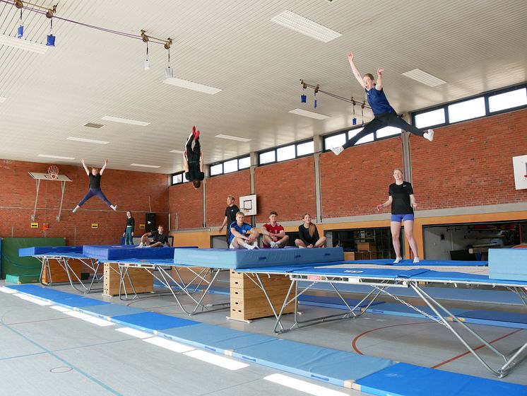 Trampolin im Lehramtsstudium: Kooperation mit dem Deutschen Turner-Bund bringt Basisschein ins Seminar