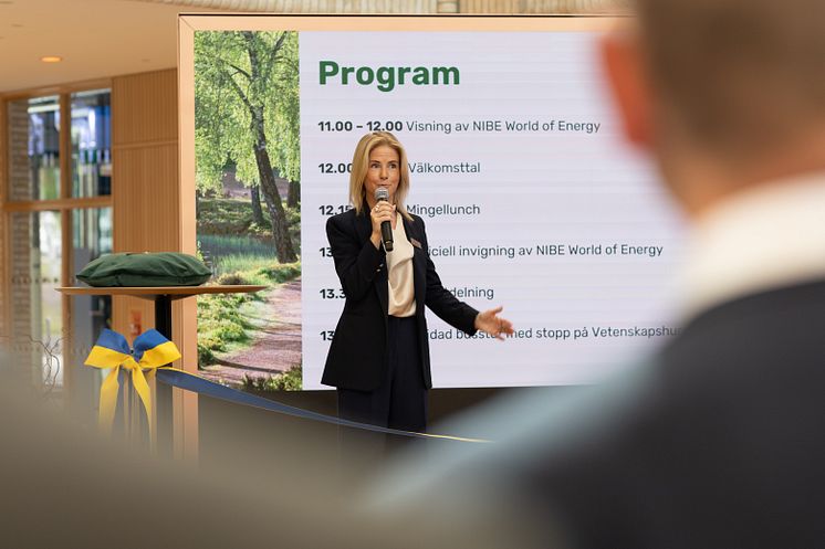 Maria Hägg från NIBE presenterar under invigningen av World of Energy i Markaryd.jpg