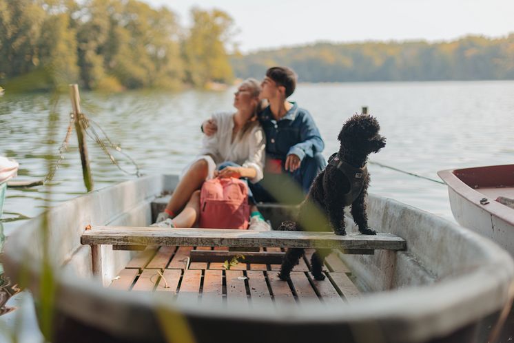 Wandlitz_Paar_mit_Hund_auf_einem_Boot_am_Liepnitzsee.jpg