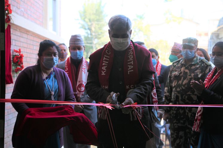 Nepals helseminister Hridayesh Tripadi innvier klinikken